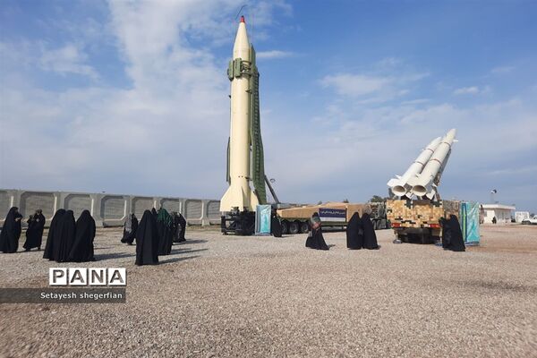 بازدید دختران خراسانی از نمایشگاه هوافضا در مناطق عملیاتی جنوب کشور