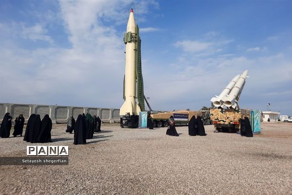 بازدید دختران خراسانی از نمایشگاه هوافضا در مناطق عملیاتی جنوب کشور