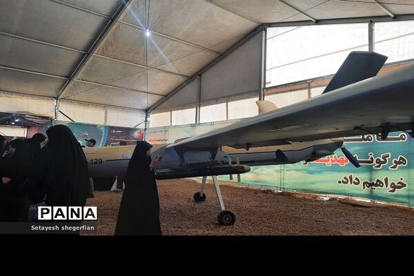 بازدید دختران خراسانی از نمایشگاه هوافضا در مناطق عملیاتی جنوب کشور