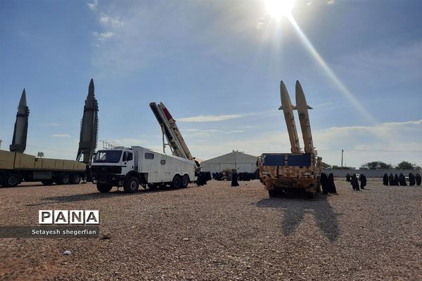 بازدید دختران خراسانی از نمایشگاه هوافضا در مناطق عملیاتی جنوب کشور