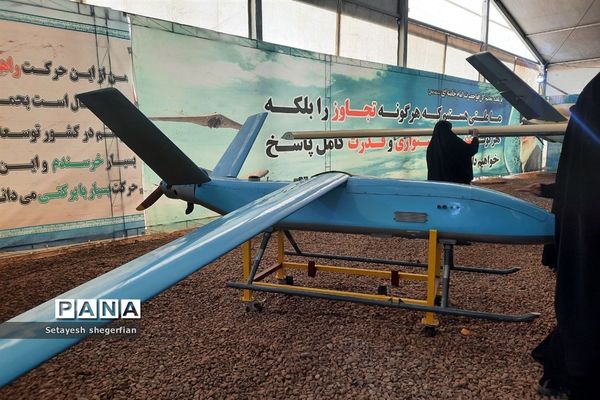 بازدید دختران خراسانی از نمایشگاه هوافضا در مناطق عملیاتی جنوب کشور