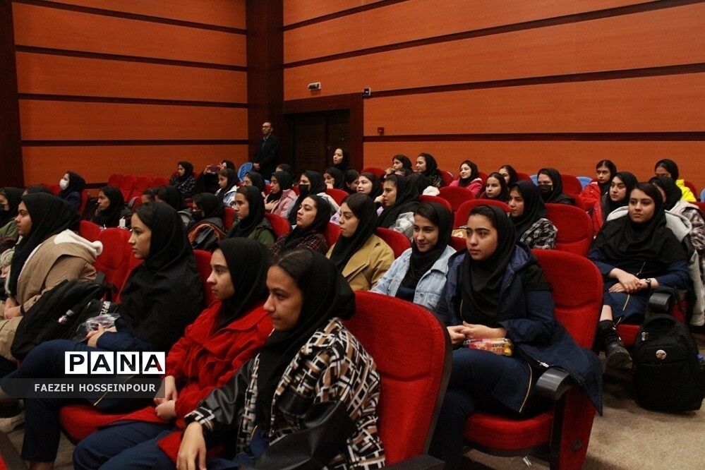 همایش زندگی هدفمند و طراحی آینده برای دانش‌آموزان دختر متوسطه بهارستان‌دو