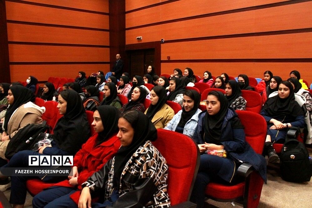 همایش زندگی هدفمند و طراحی آینده برای دانش‌آموزان دختر متوسطه بهارستان‌دو