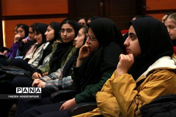همایش زندگی هدفمند و طراحی آینده برای دانش‌آموزان دختر متوسطه بهارستان‌دو