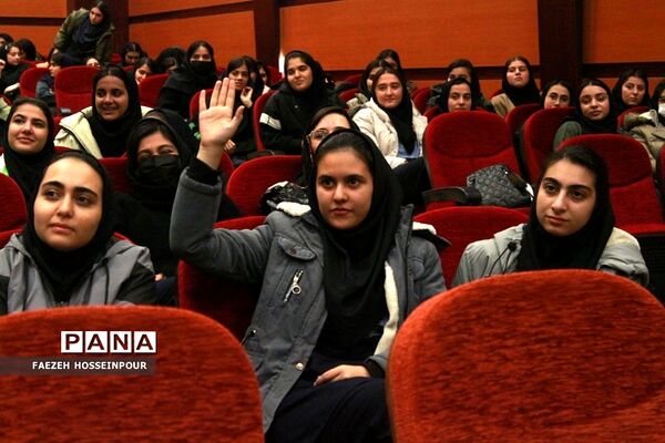 جشن تکلیف سیاسی دانش‌آموزان بهارستانی