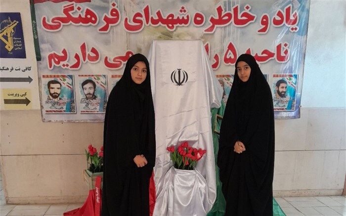 برپایی نمایشگاه هنرهای تجسمی باموضوع من یک انقلابیم