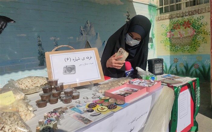برپایی بازارچه دانش آموزی همراه با غرفه های مختلف در دبیرستان حاج ناصر بهرامی شهرضا