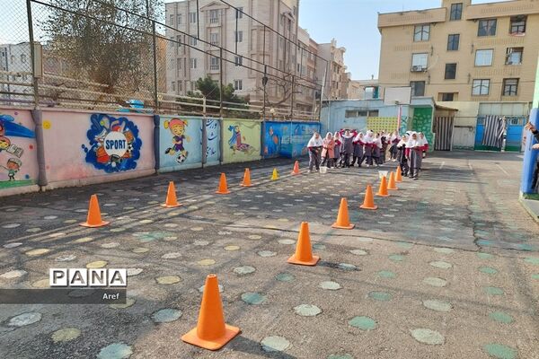 جشن سالگرد پیروزی انقلاب در دبستان حضرت زهرا(س) منطقه ۱۳