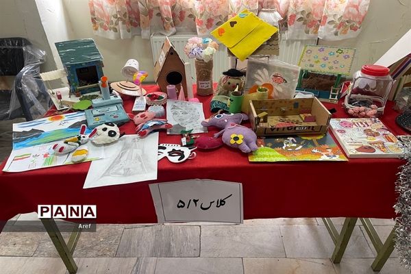 جشن سالگرد پیروزی انقلاب در دبستان حضرت زهرا(س) منطقه ۱۳