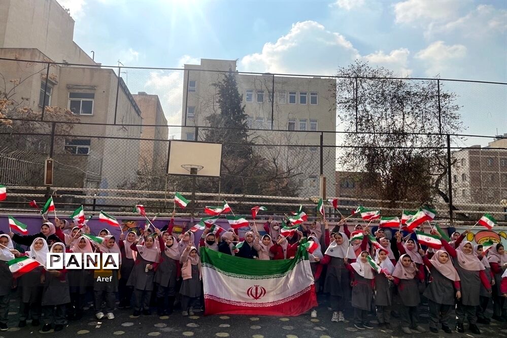 جشن سالگرد پیروزی انقلاب در دبستان حضرت زهرا(س) منطقه ۱۳