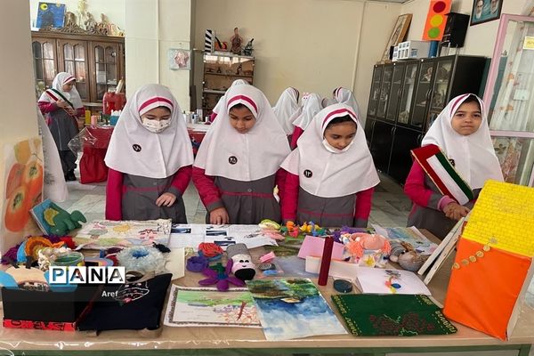 جشن سالگرد پیروزی انقلاب در دبستان حضرت زهرا(س) منطقه ۱۳