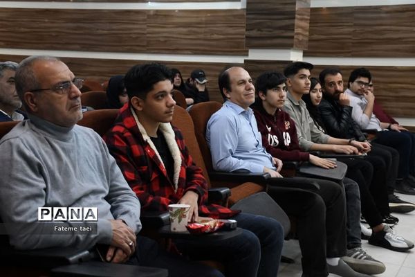 تقدیر از دانش آموزان مدارس شاهد