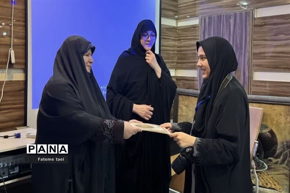 تقدیر از دانش آموزان مدارس شاهد