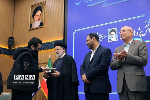 مراسم تجلیل از مدال‌آوران المپیادهای علمی جهانی و احیای باشگاه دانش‌پژوهان جهان