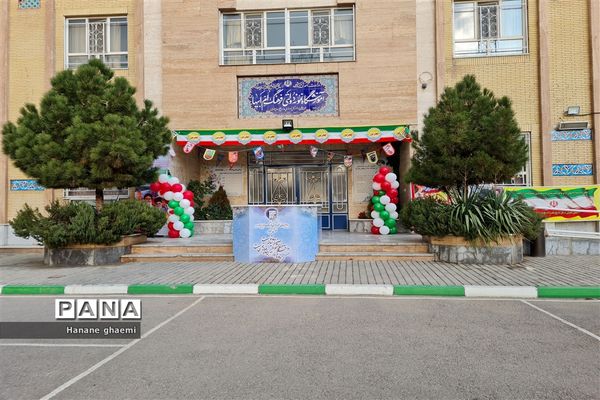 بازدید از نمایشگاه تبیینی دهه فجر با عنوان خیابان انقلاب در ناحیه 5 مشهد