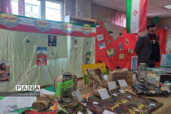 بازدید از نمایشگاه تبیینی دهه فجر با عنوان خیابان انقلاب در ناحیه 5 مشهد
