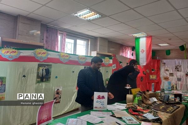 بازدید از نمایشگاه تبیینی دهه فجر با عنوان خیابان انقلاب در ناحیه 5 مشهد