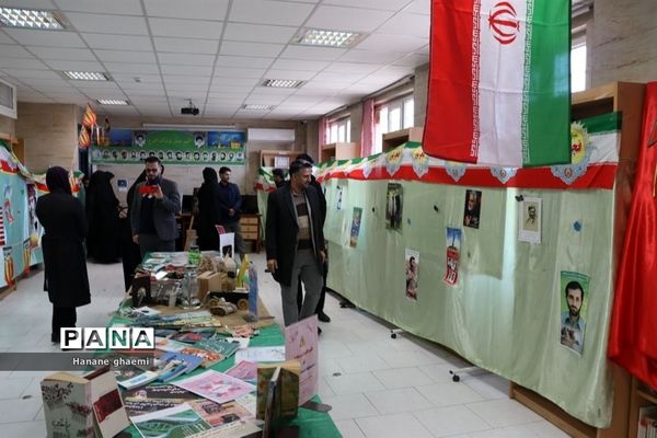 بازدید از نمایشگاه تبیینی دهه فجر با عنوان خیابان انقلاب در ناحیه 5 مشهد