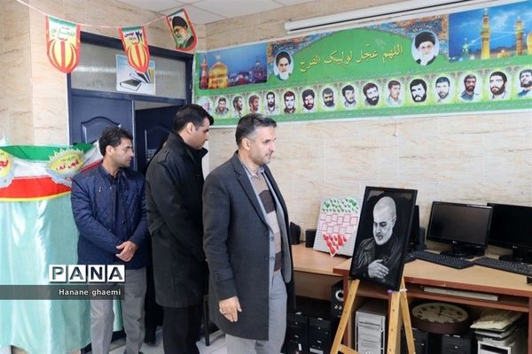 بازدید از نمایشگاه تبیینی دهه فجر با عنوان خیابان انقلاب در ناحیه 5 مشهد