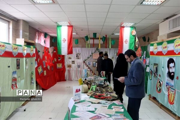 بازدید از نمایشگاه تبیینی دهه فجر با عنوان خیابان انقلاب در ناحیه 5 مشهد