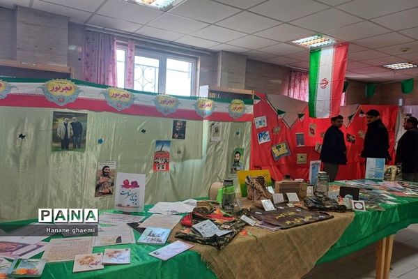 بازدید از نمایشگاه تبیینی دهه فجر با عنوان خیابان انقلاب در ناحیه 5 مشهد