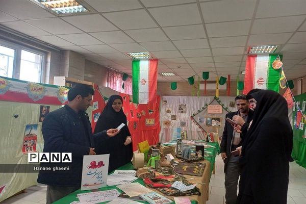 بازدید از نمایشگاه تبیینی دهه فجر با عنوان خیابان انقلاب در ناحیه 5 مشهد