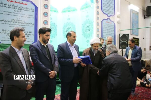 برگزاری میزخدمت به‌مناسبت دهه فجر در قرچک
