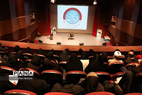 همایش تجلیل از دست‌اندرکاران اردوهای راهیان نور دختران در قم-1