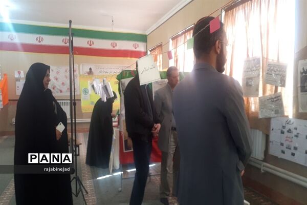 مرور خاطرات انقلاب در دبیرستان شهید جهانی ابرکوه