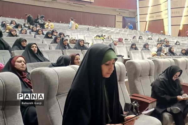 رونمایی از کتاب کاپشن صورتی در نیشابور