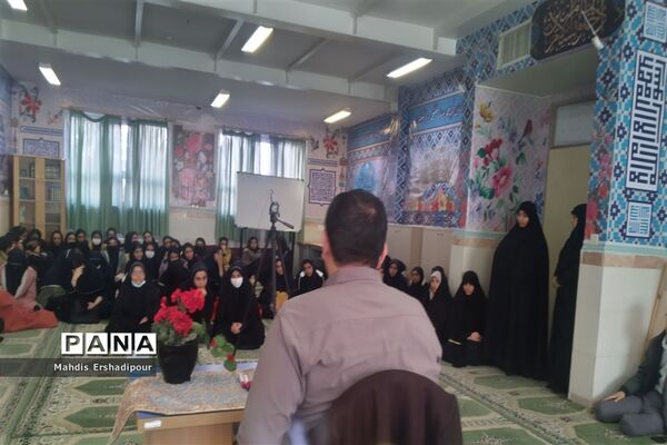 برگزاری تربیون آزاد برای رای اولی‌ها در دبیرستان شاهد کوثر