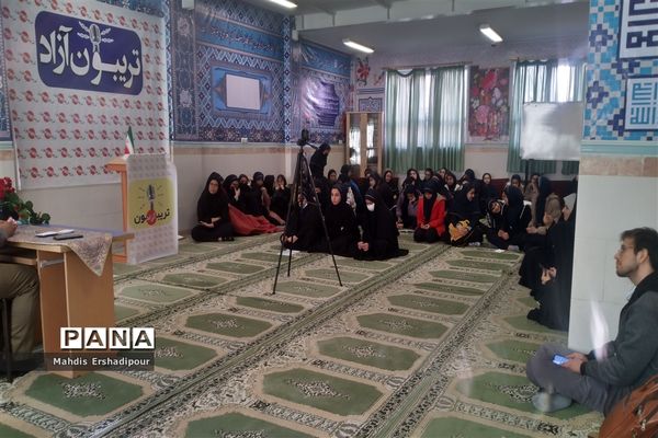 برگزاری تربیون آزاد برای رای اولی‌ها در دبیرستان شاهد کوثر