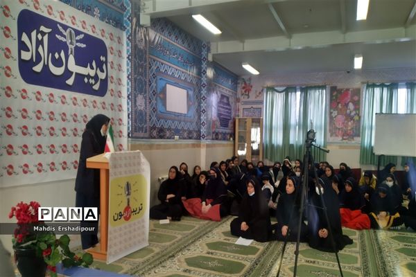 برگزاری تربیون آزاد برای رای اولی‌ها در دبیرستان شاهد کوثر