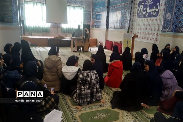 برگزاری تربیون آزاد برای رای اولی‌ها در دبیرستان شاهد کوثر