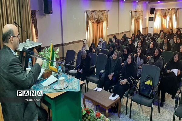 نشست صمیمی مدیرکل آموزش و پرورش مازندران با مدیران مدارس شهرستان عباس‌آباد