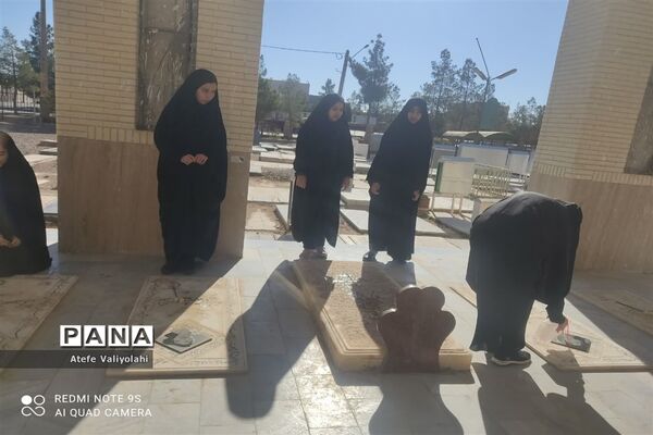 غبار روبی قبور شهدا به‌مناسبت دهه فجر در مهریز