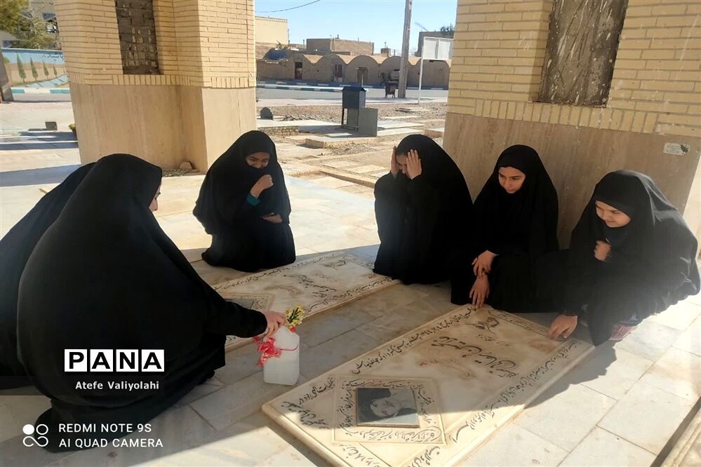 غبار روبی قبور شهدا به‌مناسبت دهه فجر در مهریز