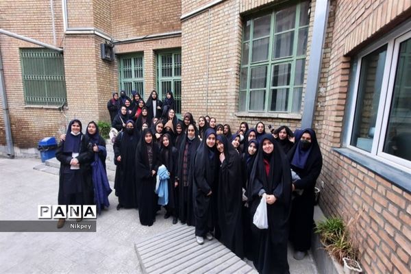 بازدید دانش‌آموزان دبیرستان حجاب از موزه عبرت