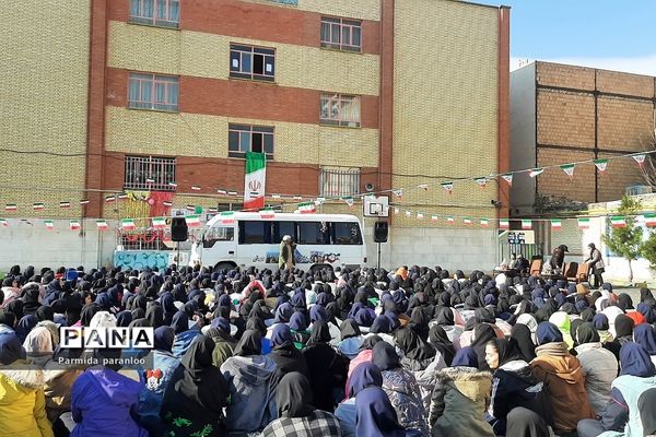 کارناوال شادی مدرسه نشاط به‌مناسبت دهه فجر و هفته فرهنگ و هنر در بهارستان‌2
