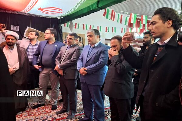 نمایشگاه انقلاب در دبیرستان شاهد دختران قائمشهر