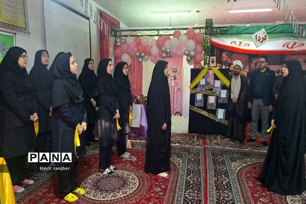 نمایشگاه انقلاب در دبیرستان شاهد دختران قائمشهر
