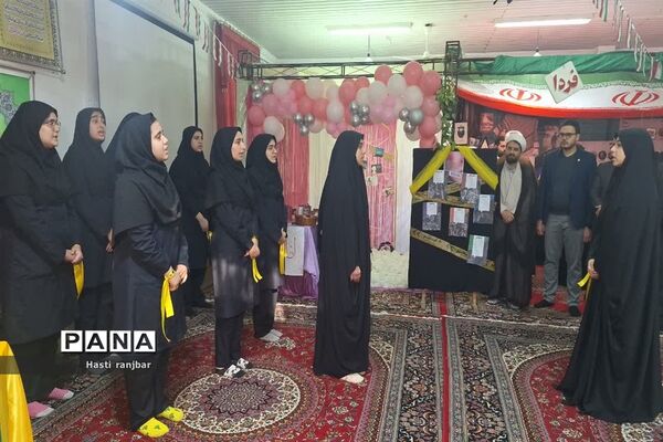 نمایشگاه انقلاب در دبیرستان شاهد دختران قائمشهر