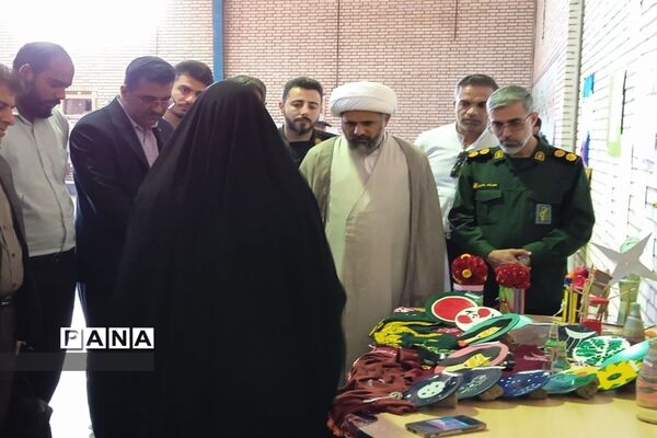 نمایشگاه دست سازه های دانش‌آموزی در جزیره هرمز