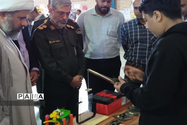 نمایشگاه دست سازه های دانش‌آموزی در جزیره هرمز