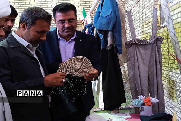 نمایشگاه دست سازه های دانش‌آموزی در جزیره هرمز