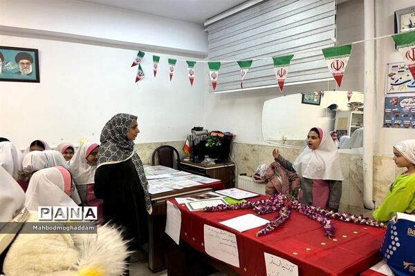نمایشگاه دست سازه‌های دانش‌آموزان در دبستان اشرفی اصفهانی منطقه ۱۳