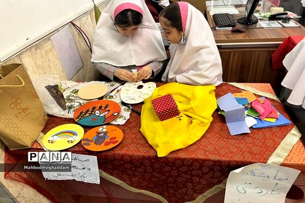 نمایشگاه دست سازه‌های دانش‌آموزان در دبستان اشرفی اصفهانی منطقه ۱۳