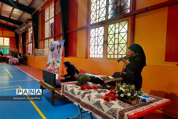 برگزاری بازارچه کارآفرینی و ویژه برنامه دهه فجر در دبیرستان مهشید مصلی نژاد ناحیه ۶ مشهد