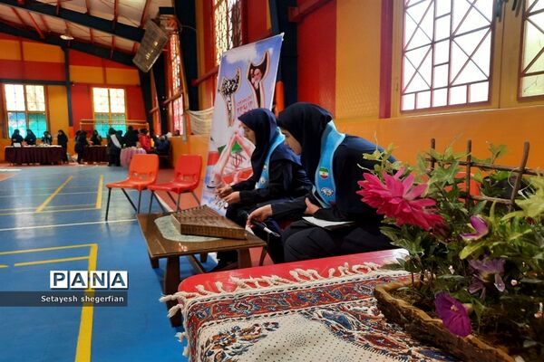 برگزاری بازارچه کارآفرینی و ویژه برنامه دهه فجر در دبیرستان مهشید مصلی نژاد ناحیه ۶ مشهد