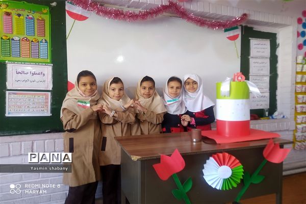 حال  و هوای انقلابی در مدرسه پنجم مهر به‌مناسبت دهه فجر